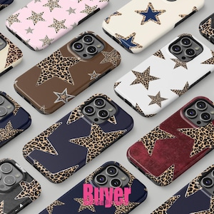 Puede incluir: Una colección de fundas para teléfonos con diseños de estrellas. Las fundas presentan una variedad de colores, incluyendo rosa, blanco, marrón, azul marino y burdeos. Las estrellas están decoradas con un estampado de leopardo. Las fundas están dispuestas sobre una superficie gris claro.