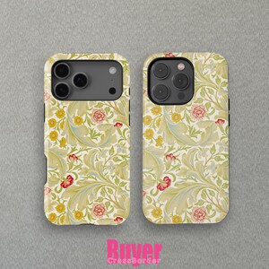 Może przedstawiać: Dwa etui na telefon z kwiatowym wzorem. Etui mają kremowe tło z powtarzającym się wzorem żółtych, czerwonych i zielonych kwiatów i liści. Etui mają wycięcie na aparat i są prezentowane na szarej powierzchni.