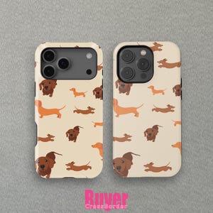 Könnte beinhalten: Zwei Handyhüllen mit einem sich wiederholenden Muster aus Dackel-Hunden in Braun- und Beigetönen auf cremefarbenem Hintergrund. Die Hüllen haben eine glänzende Oberfläche und sind für Smartphones konzipiert.