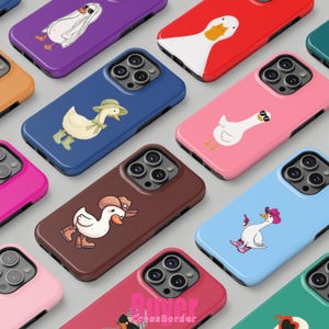 Può includere: Una collezione di custodie per telefoni colorate con disegni di oche dei cartoni animati. Le custodie sono in vari colori, tra cui rosso, rosa, blu e marrone. Ogni custodia ha un'illustrazione di oca unica.