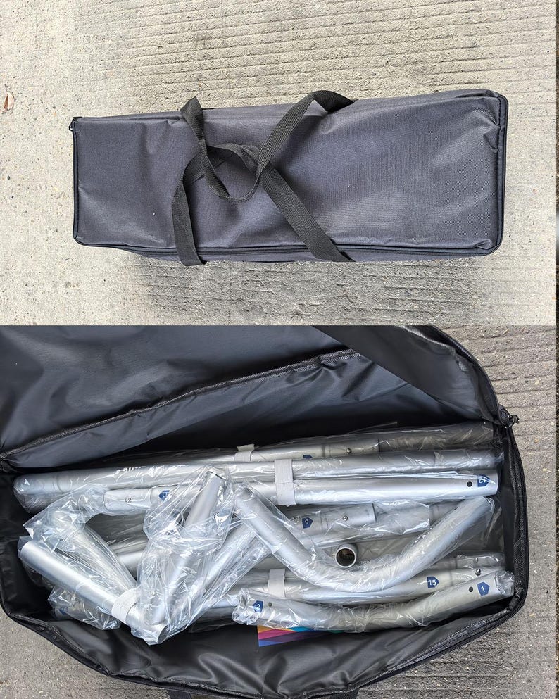 Peut inclure: Un &eacute;tui de transport noir avec une poign&eacute;e et une fermeture &eacute;clair noires. L'&eacute;tui est ouvert, r&eacute;v&eacute;lant des poteaux et des connecteurs m&eacute;talliques argent&eacute;s d&eacute;mont&eacute;s, envelopp&eacute;s dans du plastique transparent. L'&eacute;tui est sur une surface en b&eacute;ton.