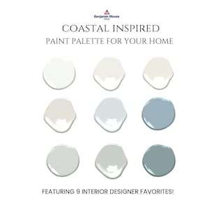 Op de afbeelding: Een verfpalet met negen kustgeïnspireerde kleuren. De afbeelding bevat verfstalen in tinten wit, blauw en grijs. Bovenin staat de tekst "Coastal Inspired Paint Palette for Your Home". De tekst onderaan luidt "FEATURING 9 INTERIOR DESIGNER FAVORITES!"