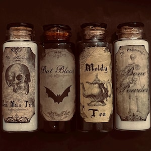 Puede incluir: Cuatro botellas de estilo boticario con tapones de corcho. Cada botella tiene una etiqueta con gráficos y texto de estilo vintage: "Dr. Skeleton - Dead Man's Teeth", "Bat Blood", "Moldy Tea" y "Dr. Halloween's Bone Powder". Las botellas contienen sustancias blancas y marrones.