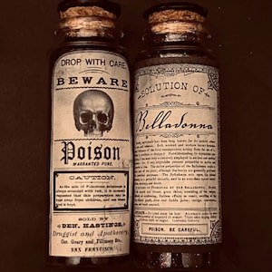 Könnte beinhalten: Zwei antike Glasflaschen mit Korken. Ein Etikett lautet "Poison" mit einem Totenkopf-Bild, das andere "Solution of Belladonna". Beide Etiketten weisen detaillierten Text und eine Vintage-Ästhetik auf, mit dunklem Hintergrund.