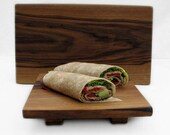 Set da portata geometrico MINIMALISTA, tavola rustica in legno di noce americano di Tanja Sova