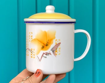 FREE SHIPPING-Vintage 1980’s Beautiful Yellow & White Enamelware Mug w/Lid-Travel Mug-Yellow Flower-Cottagecore-Camping-Glamping-Boho