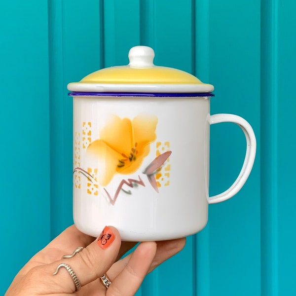 FREE SHIPPING-Vintage 1980’s Beautiful Yellow & White Enamelware Mug w/Lid-Travel Mug-Yellow Flower-Cottagecore-Camping-Glamping-Boho