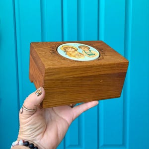 FREE SHIPPING-Vintage 1980 TOYSTALGIA Wooden w/Country Kids Cameo Piggy Bank/Coin Bank Music Box Combo-Rare Treasure Find-Cottagecore