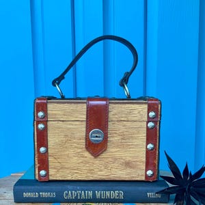 ENVÍO GRATIS - Bolso/cartera vintage *Mr. R* con tachuelas de madera, cuero y latón - Hecho en Japón - Años 60 y 70 - Coleccionable - Diseñador - Hippie - Boho