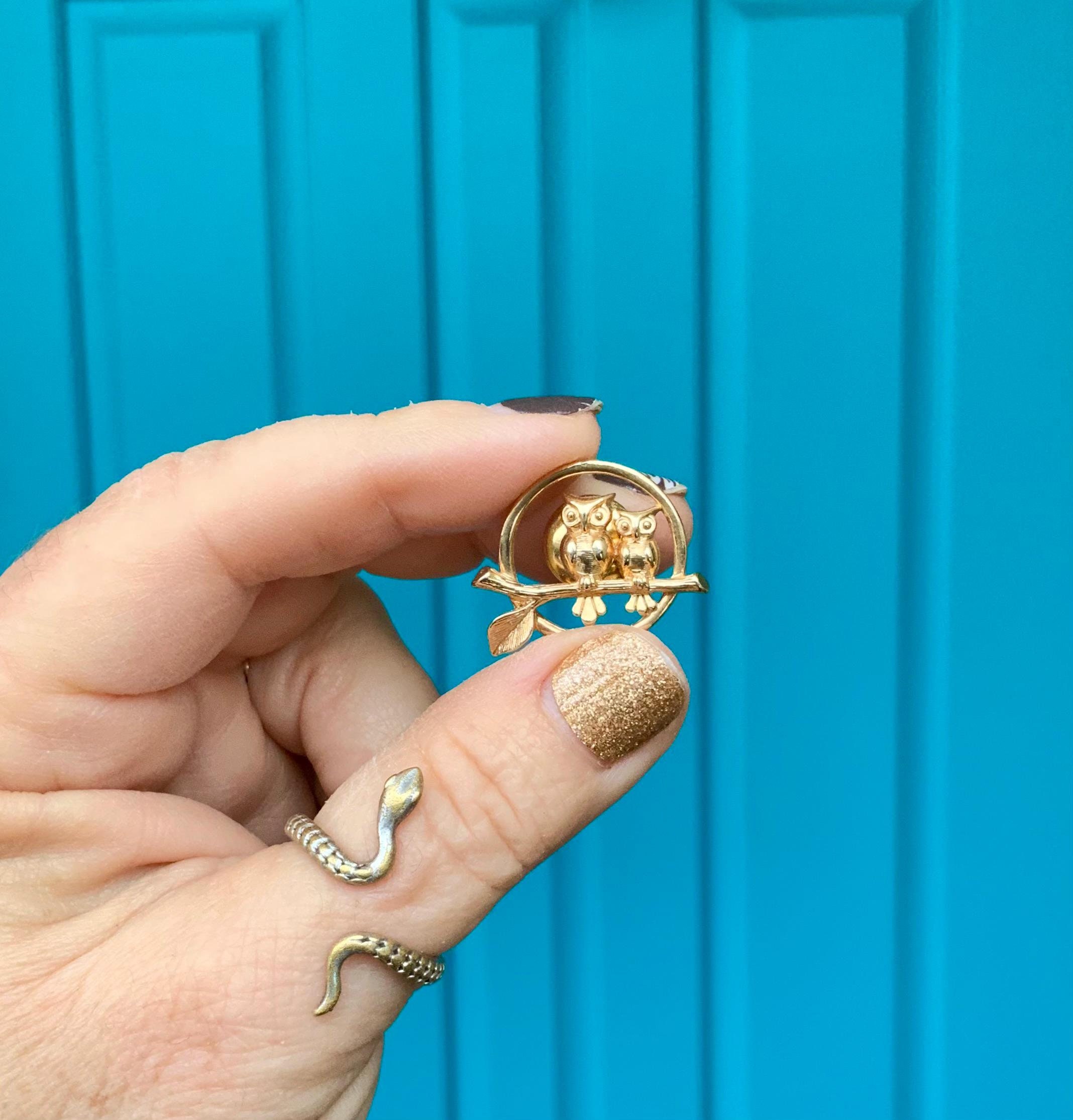 FREE SHIPPING-Vintage 1970&rsquo;s Avon Gold Owls on a Branch Circle Pin/Brooch-Lapel Pin-Nature Dec