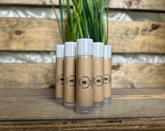 Natürlicher handgefertigter Lippenbalsam mit ätherischen Ölen