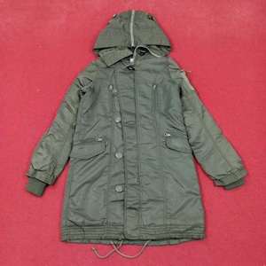 Peut inclure: Un parka à capuche vert olive avec fermeture éclair et plusieurs poches. Le manteau a une taille ajustable et des poignets côtelés. Le parka est boutonné et présente un design matelassé.