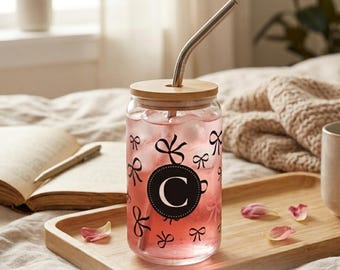 Lata de vidro personalizada com monograma, tampa de bambu e canudo, ideal para café gelado.
