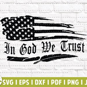 Może przedstawiać: Zniszczona czarno-biała flaga amerykańska z napisem "In God We Trust" w stylizowanym foncie. Pod tekstem znajduje się czarne pióro.
