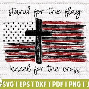 Może przedstawiać: Zniszczona flaga amerykańska z nałożonym czarnym krzyżem. Tekst "stand for the flag kneel for the cross" jest napisany nad i pod obrazem.