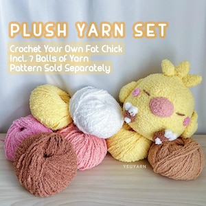 Peut inclure: Un ensemble de peluches avec un poussin crocheté jaune et sept pelotes de laine de différentes couleurs : jaune, blanc, rose et marron. Le texte "PLUSH YARN SET" et "Crochet Your Own Fat Chick" est visible. L'ensemble comprend 7 pelotes de laine.