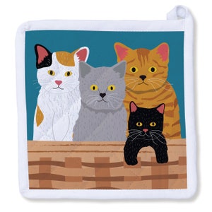 Puede incluir: Cuatro gatos de diferentes colores y patrones asoman por encima de un cesto tejido. Los gatos son un gato blanco y naranja, un gato gris, un gato negro y un gato atigrado naranja.