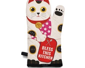 Puede incluir: Manopla de horno acolchada blanca con una imagen de dibujos animados de un gato japonés de la suerte sosteniendo un cartel rojo que dice "Bless This Kitchen". El gato lleva un collar rosa con flores blancas.