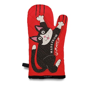 Könnte beinhalten: Roter Ofenhandschuh mit einer Illustration einer schwarz-weißen Katze. Die Katze klettert mit herausgestreckten Krallen und der Text "Made from Scratch" steht auf dem Handschuh.