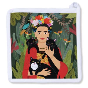 Puede incluir: Manopla cuadrada blanca con una colorida ilustración de una mujer con una corona floral sosteniendo tres gatos negros. El fondo es una exuberante jungla verde con flores y follaje tropicales. La mujer lleva una blusa roja.