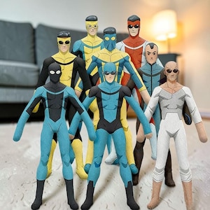 Può includere: Un gruppo di otto figure di supereroi in vari colori, tra cui blu, giallo, rosso e bianco. Ogni figura ha un design di costume unico con maschere o occhiali. Le figure sono in piedi con le braccia tese.
