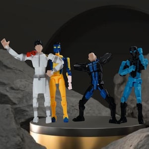Op de afbeelding: Vier beweegbare actiefiguren in verschillende kleuren, waaronder wit, geel, blauw en zwart. De figuren hebben gedetailleerde ontwerpen en staan in dynamische poses, wat wijst op een superhelden- of sciencefictionthema. Ze staan op een rond platform.