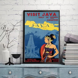 Puede incluir: Póster de viaje vintage enmarcado para Java, Indonesia, con el texto "Visit Java" y "Only 36 hours from Singapore". El póster presenta un mapa de Java, una mujer con vestimenta tradicional y un templo.