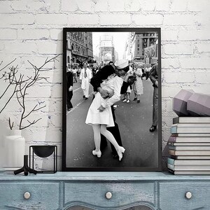 Sailor Kissing Nurse In Times Square Poster,Leinwand Kunst,Giclee,Malerei,Fine Art print,Vintage Art Print,Giclee Print in verschiedenen Größen