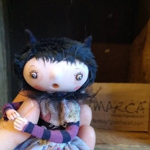 Miniatyrkonstdocka "Adelita" hudfärgad eller Goth-positionerbar