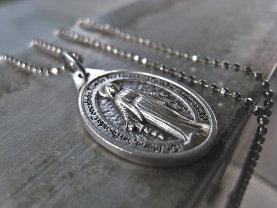 Miraculous Medal Pendant Necklace Spanish Religious Statement Spiritual Jewelry Inspirational Charm Mother Mary JE7572 3303