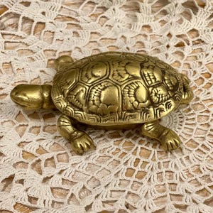 Joyero vintage de latón macizo con forma de tortuga y tapa con bisagras