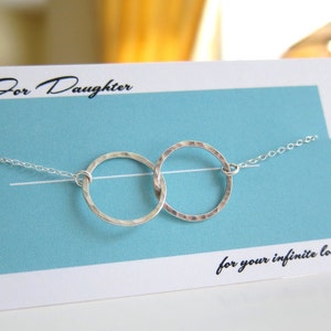 Para la hija Dos círculos Amor bloqueado Martillo Plata de ley Colgante Encanto Collar puro amor afecto fiesta de graduación Cumpleaños joyas en la tarjeta