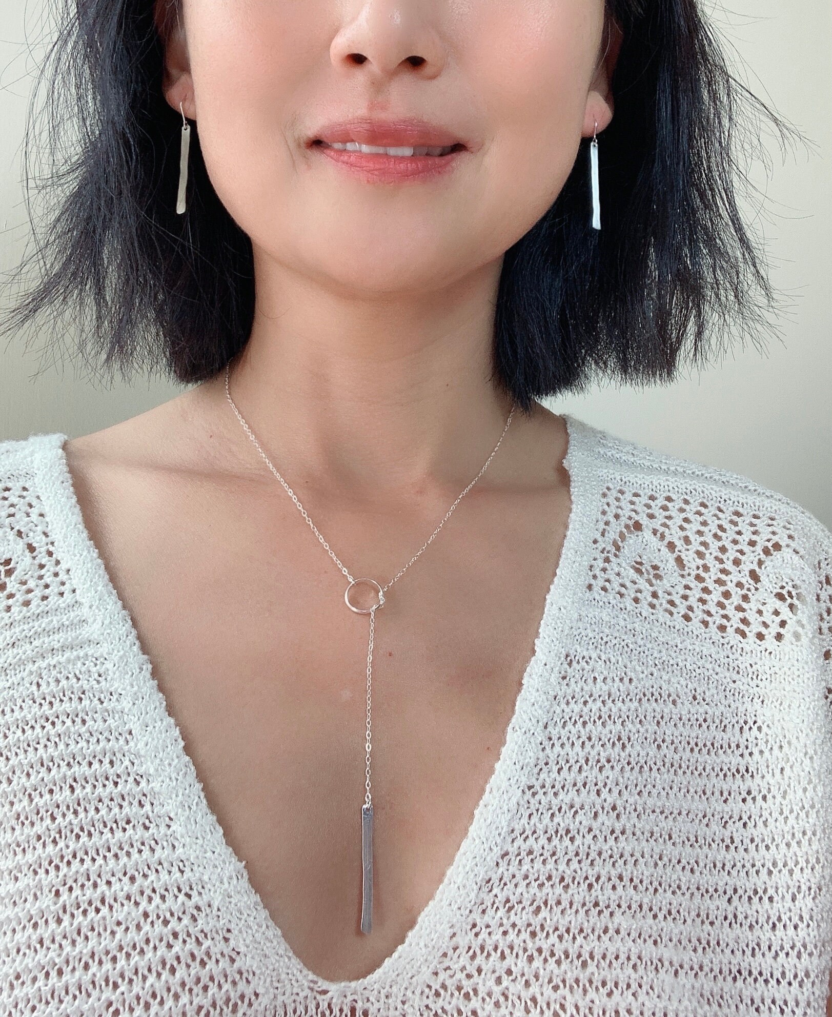 Orecchini pendenti in argento sterling con barra lunga e liscia martellata - Italia