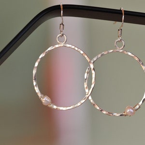 Negrita Hammerd plata círculo pendientes con Perla solo lado, con textura y martillado, clásico encanto intemporal, made in USA