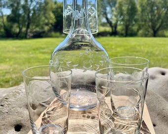 Georgian Globe & Shaft Glass Dekanter mit Vier Kristall geätzten Bechern