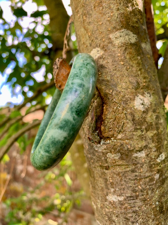 Bracelet Jonc Ancien En Jade Vert épinard - XIXe Siècle - Section Ronde - Bel état De Conservation