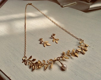 Set di gioielli da sposa: collana in foglia d'oro, orecchini pendenti in perle