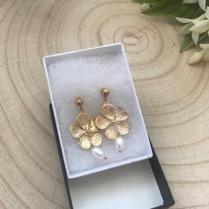 Bridal jewellery, wedding jewellery, bridal earrings, wedding earrings, gold flowers, pearls