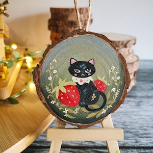 Chat noir avec fraises | Art à l'huile de tranche de bois | Décoration d'intérieur confortable | Illustration de chat mystique | Ornement de tranche de bois | Cadeau de pendaison de crémaillère