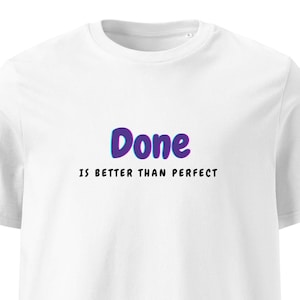 Op de afbeelding: Wit T-shirt met de tekst "Done is better than perfect" in zwarte letters. Het woord "Done" is in een paarse en blauwe gradiënt.