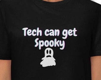 Könnte beinhalten: Schwarzes T-Shirt mit weißem Text "Tech can get spooky" und einer weißen Geistergrafik.