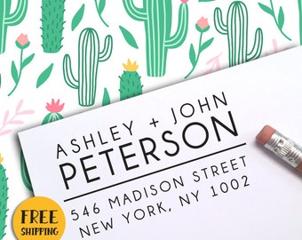 Puede incluir: Una etiqueta de dirección de devolución blanca con texto negro. El texto dice "Ashley + John Peterson, 546 Madison Street, New York, NY 1002".