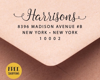 Puede incluir: Un sobre de papel marrón con una etiqueta de dirección de devolución. La etiqueta tiene un nombre escrito a mano "Harrisons" y la dirección "8396 Madison Avenue #B, New York, New York 10002". Un círculo amarillo con el texto "ENVÍO GRATIS" se encuentra en la esquina inferior izquierda del sobre.
