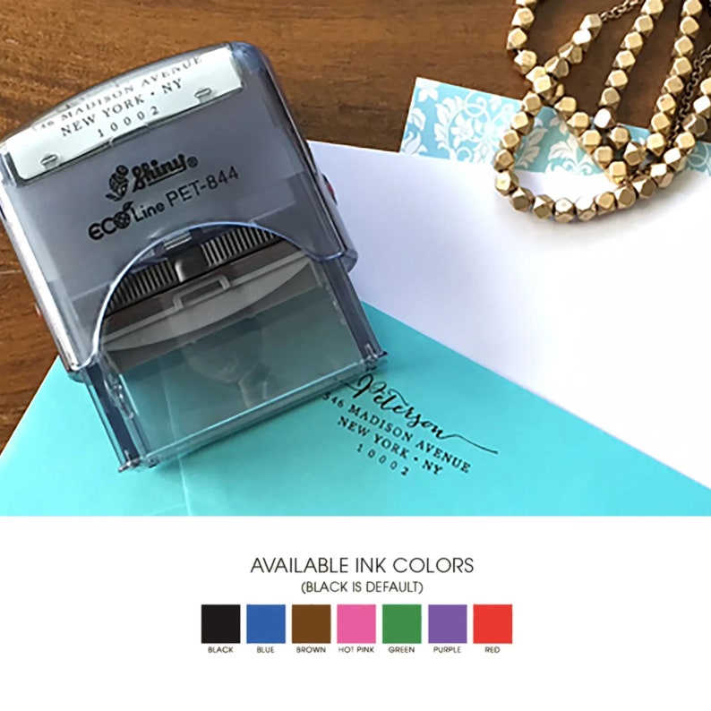 Peut inclure: Un tampon encreur transparent avec l'adresse "46 MADISON AVENUE NEW YORK, NY 10002" et "Peterson 546 MADISON AVENUE NEW YORK, NY 10002". Couleurs d'encre disponibles : noir, bleu, marron, rose vif, vert, violet et rouge.