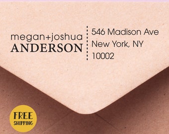 Puede incluir: Primer plano de un sobre marrón con texto negro. El texto incluye nombres, una dirección y el apellido "ANDERSON" en negrita. Una pegatina amarilla con las palabras "FREE SHIPPING" es visible.