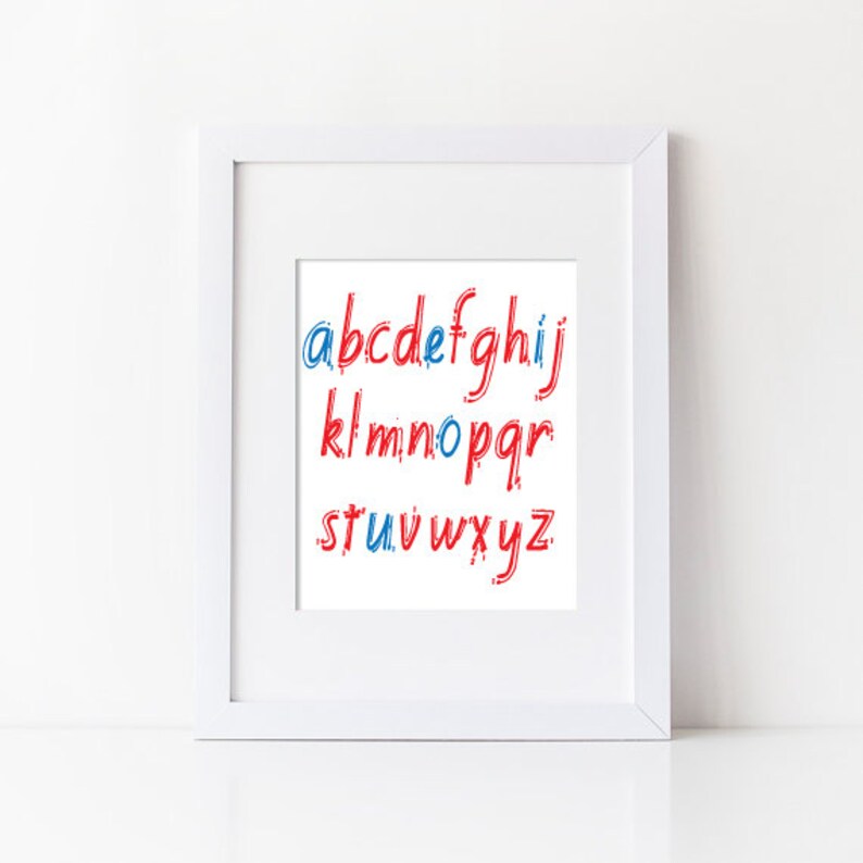 Puede incluir: Una impresi&oacute;n enmarcada en blanco con el alfabeto en rojo y azul. Las letras est&aacute;n escritas en cursiva.