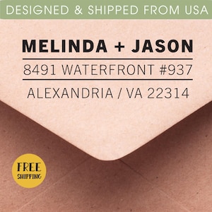 以下が含まれることがあります： 「MELINDA + JASON」という名前が太字の黒いフォントで書かれた、明るい茶色の封筒のクローズアップ。名前の下には住所：8491 WATERFRONT #937, ALEXANDRIA / VA 22314。左下には「FREE SHIPPING」と書かれた黄色の円があります。