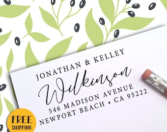 Puede incluir: Una etiqueta de dirección de devolución blanca con texto negro. El texto dice "Jonathan & Kelley Wilkinson, 546 Madison Avenue, Newport Beach, CA 95222".