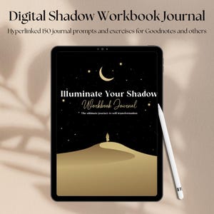 Könnte beinhalten: Ein digitales Tablet zeigt die Titelseite eines schwarzen und goldenen Arbeitsbuchs mit dem Titel "Illuminate Your Shadow Workbook Journal" und dem Slogan "The ultimate journey to self transformation". Das Cover zeigt einen Halbmond, Sterne und die Silhouette einer Person, die auf einer Sanddüne steht.