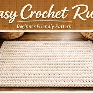 Op de afbeelding: Een rechthoekig, crèmekleurig gehaakt vloerkleed met een getextureerd oppervlak. Het vloerkleed ligt op een houten vloer. De tekst "Easy Crochet Rug" en "Beginner Friendly Pattern" staat bovenaan de afbeelding.